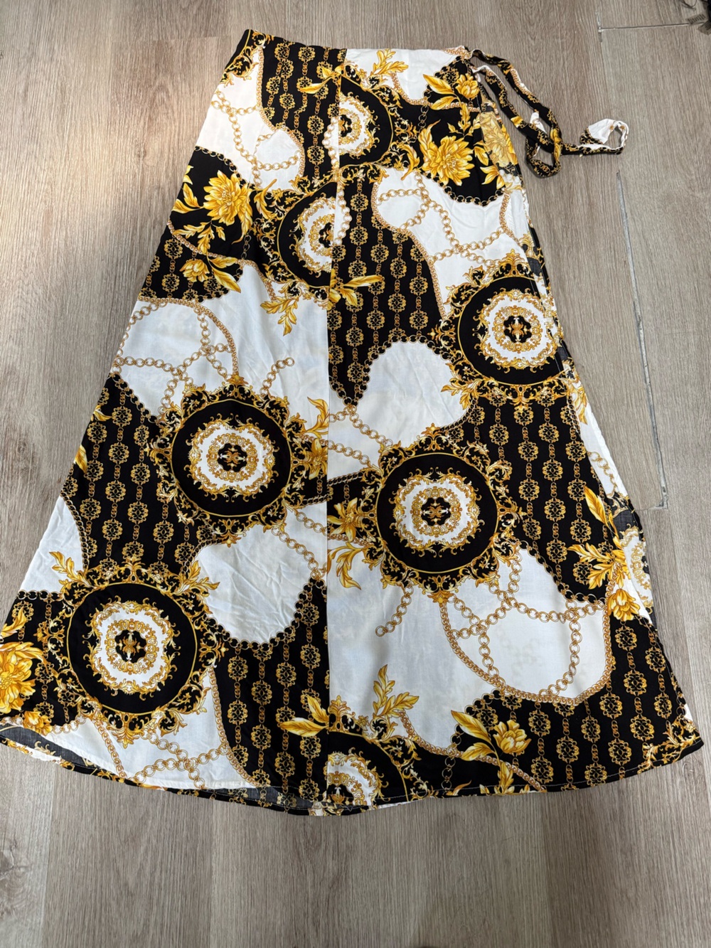 Elegant Black & Gold Women's Swim Sarong